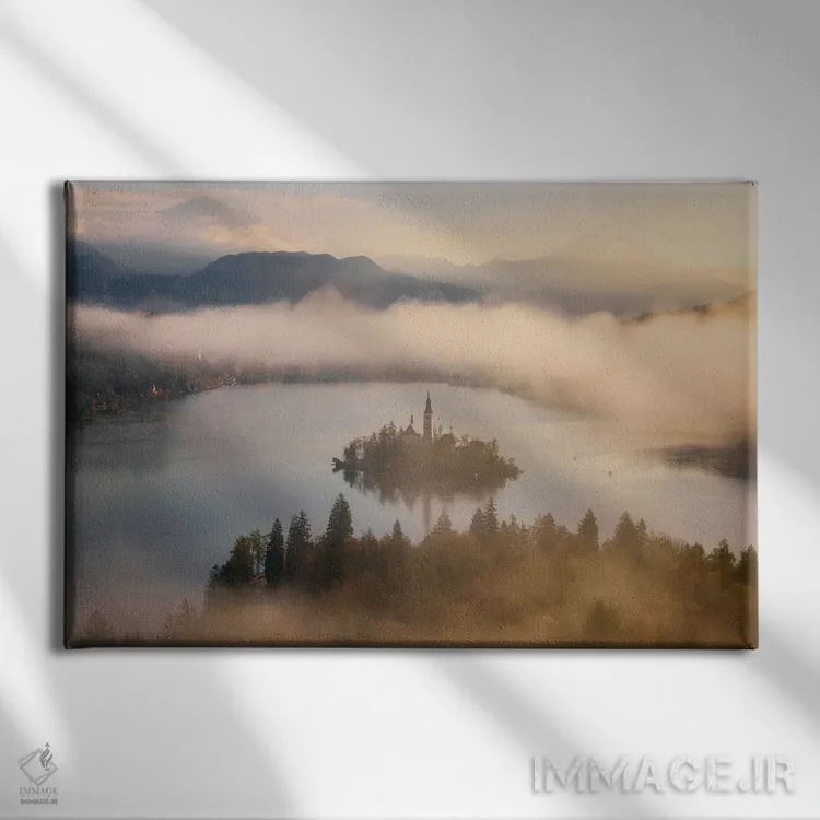 تابلو صبح مهآلود پاییزی بر فراز دریاچه بلد (اسلوونی) اثر دنیل گاستاگر - نمای روبهرو روی دیوار