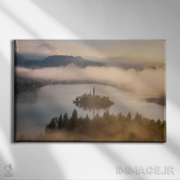 تابلو صبح مهآلود پاییزی بر فراز دریاچه بلد (اسلوونی) اثر دنیل گاستاگر - نمای روبهرو روی دیوار