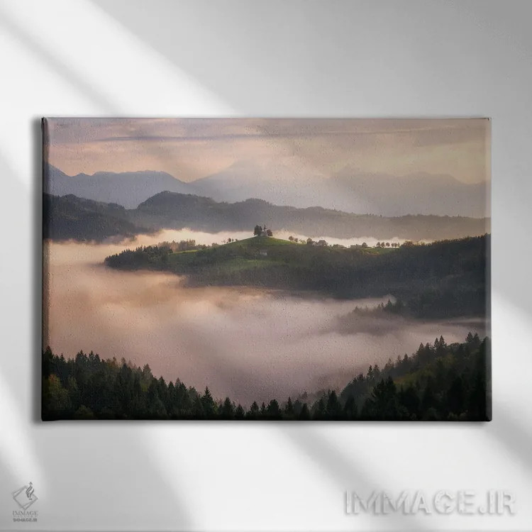 تابلو صبح مهآلود در کوهستان اسلوونی اثر دنیل گاستاگر - نمای روبهرو روی دیوار