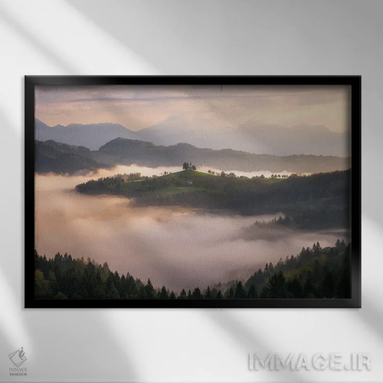 تابلو صبح مهآلود در کوهستان اسلوونی اثر دنیل گاستاگر - نمای قابدار مشکی
