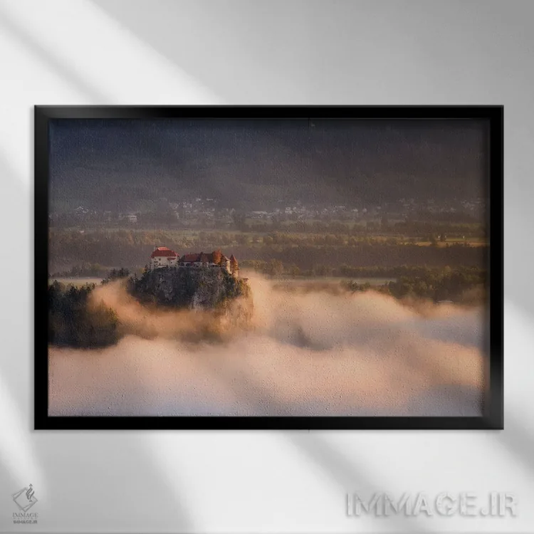 تابلو نور طلایی صبحگاهی در قلعه بلد (اسلوونی) اثر دنیل گاستاگر - نمای قابدار مشکی