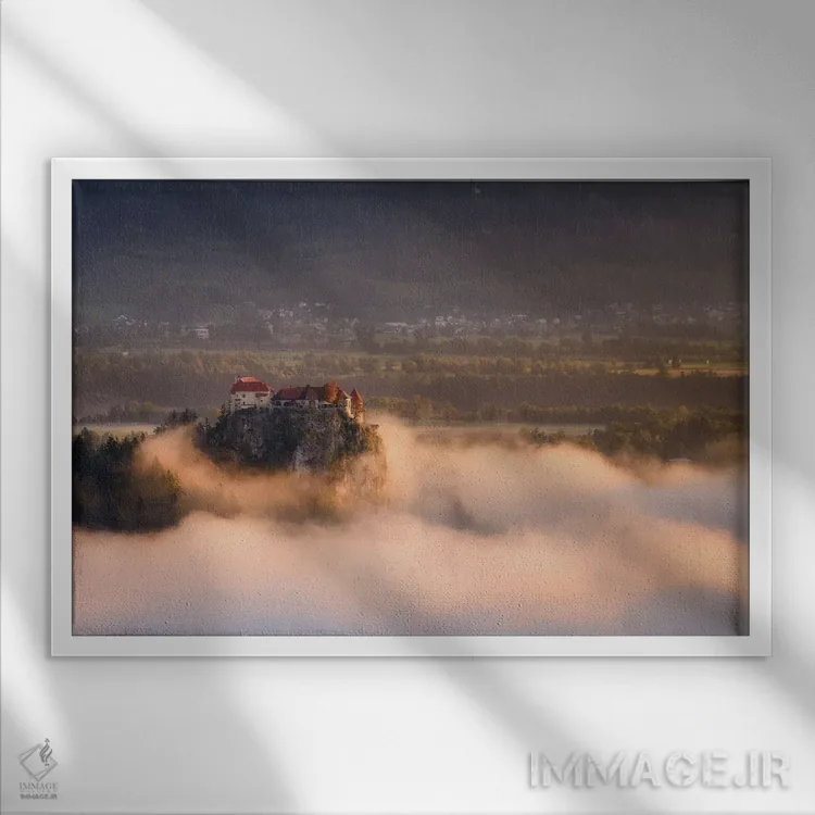 تابلو نور طلایی صبحگاهی در قلعه بلد (اسلوونی) اثر دنیل گاستاگر - نمای قابدار سفید