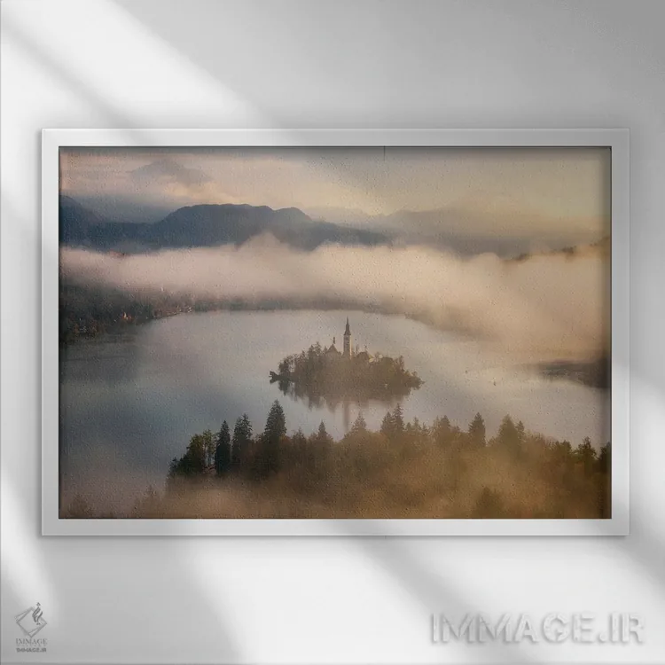 تابلو صبح مهآلود پاییزی بر فراز دریاچه بلد (اسلوونی) اثر دنیل گاستاگر - نمای قابدار سفید