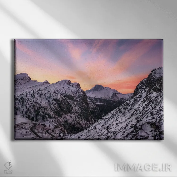 تابلو طلوع رنگارنگ زمستانی در دولومیت (ایتالیا) اثر دنیل گاستاگر - نمای روبهرو روی دیوار