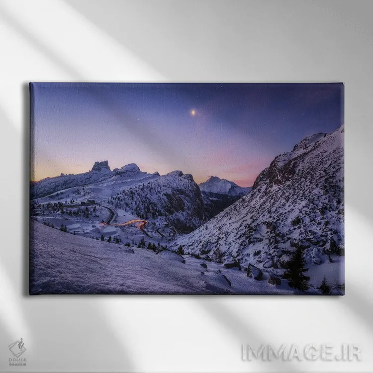 تابلو سپیدهدم زمستانی در پاسو فالزارگو، دولومیت (ایتالیا) اثر دنیل گاستاگر - نمای روبهرو روی دیوار