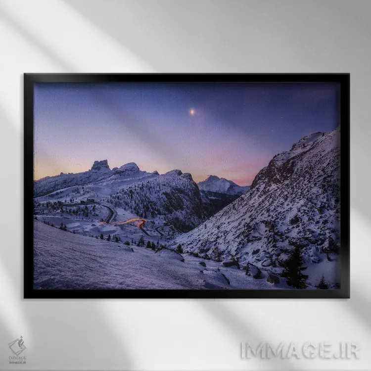 تابلو سپیدهدم زمستانی در پاسو فالزارگو، دولومیت (ایتالیا) اثر دنیل گاستاگر - نمای قابدار مشکی