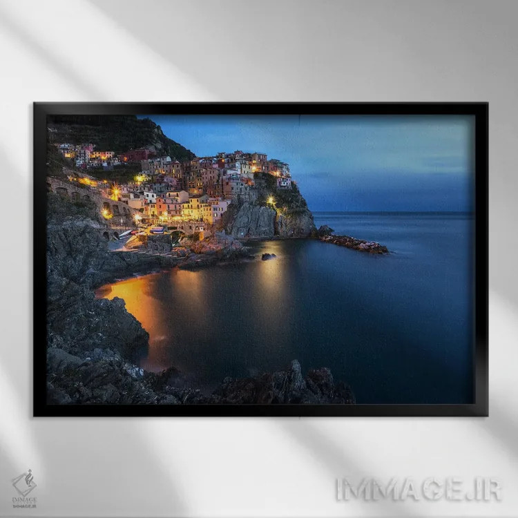 تابلو ساعت آبی در مانارولا (ایتالیا) اثر دنیل گاستاگر - نمای قابدار مشکی