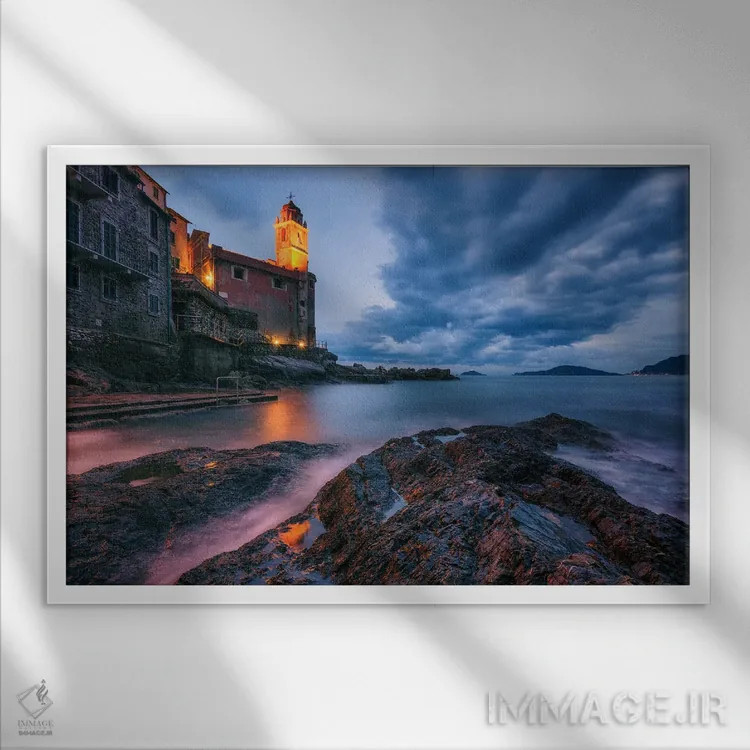 تابلو ساعت آبی در تلارو (ایتالیا) اثر دنیل گاستاگر - نمای قابدار سفید