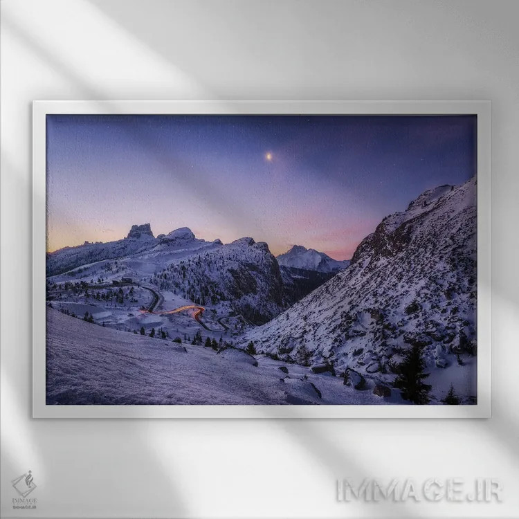 تابلو سپیدهدم زمستانی در پاسو فالزارگو، دولومیت (ایتالیا) اثر دنیل گاستاگر - نمای قابدار سفید