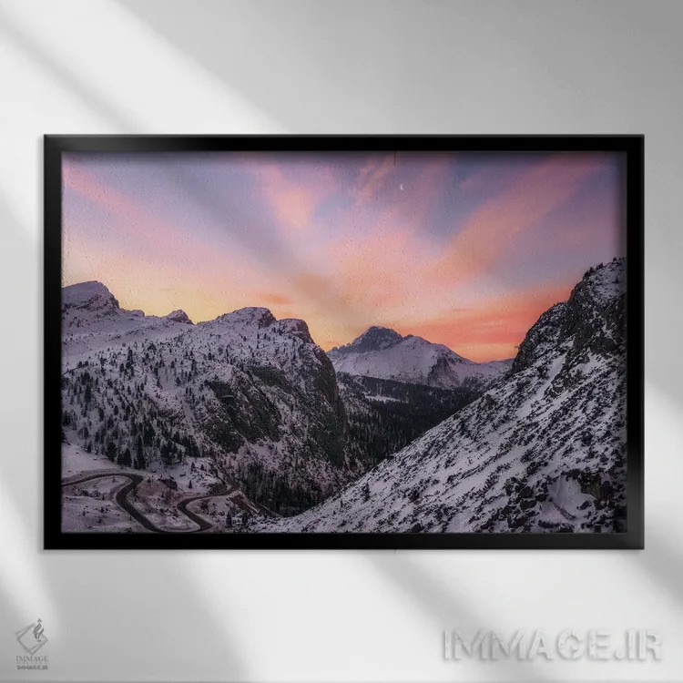 تابلو طلوع رنگارنگ زمستانی در دولومیت (ایتالیا) اثر دنیل گاستاگر - نمای قابدار مشکی