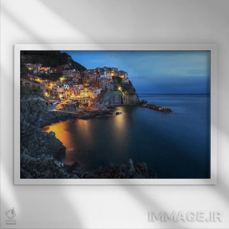 تابلو ساعت آبی در مانارولا (ایتالیا) اثر دنیل گاستاگر - نمای قابدار سفید