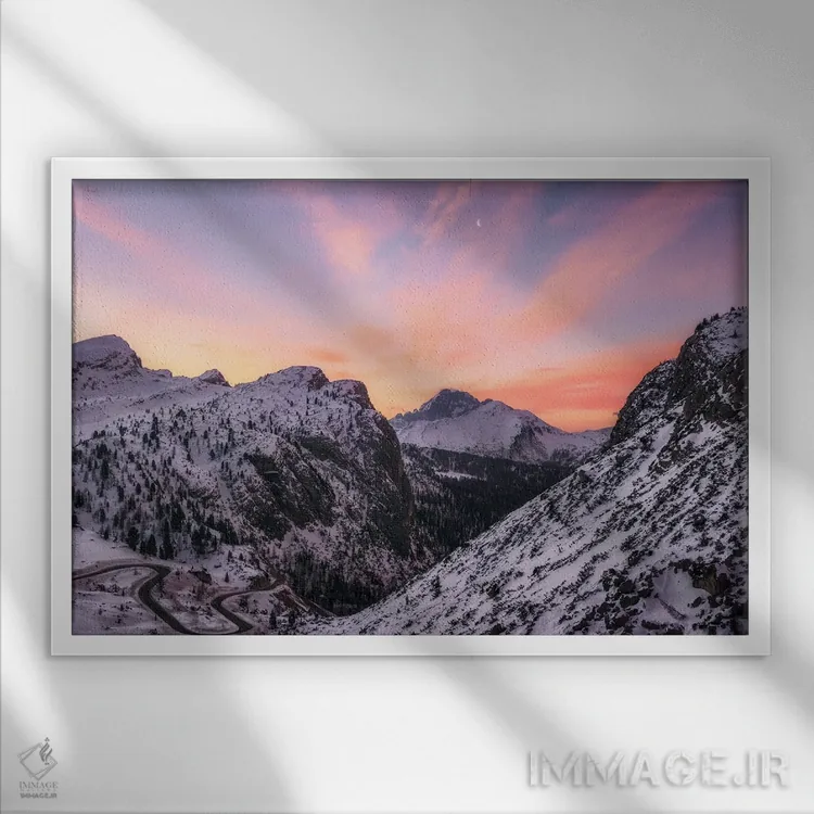 تابلو طلوع رنگارنگ زمستانی در دولومیت (ایتالیا) اثر دنیل گاستاگر - نمای قابدار سفید
