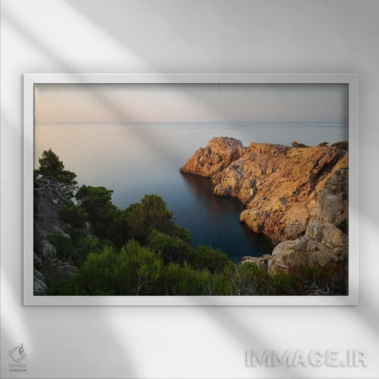 تابلو نور صبح طلایی در ساحل مدیترانه اسپانیا اثر دنیل گاستاگر - نمای قابدار سفید