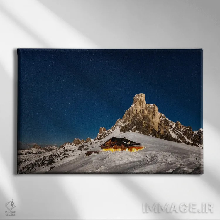 تابلو شب زمستانی ماه کامل در دولومیت (ایتالیا) اثر دنیل گاستاگر - نمای روبهرو روی دیوار