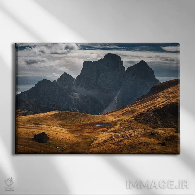 تابلو چشمانداز کوهستانی چشمگیر در دولومیتها (ایتالیا) اثر دنیل گاستاگر - نمای روبهرو روی دیوار