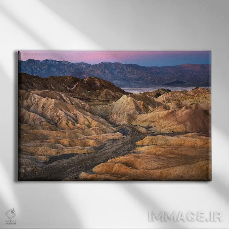 تابلو سپیدهدم در بدلندز دره مرگ (آمریکا) اثر دنیل گاستاگر - نمای روبهرو روی دیوار
