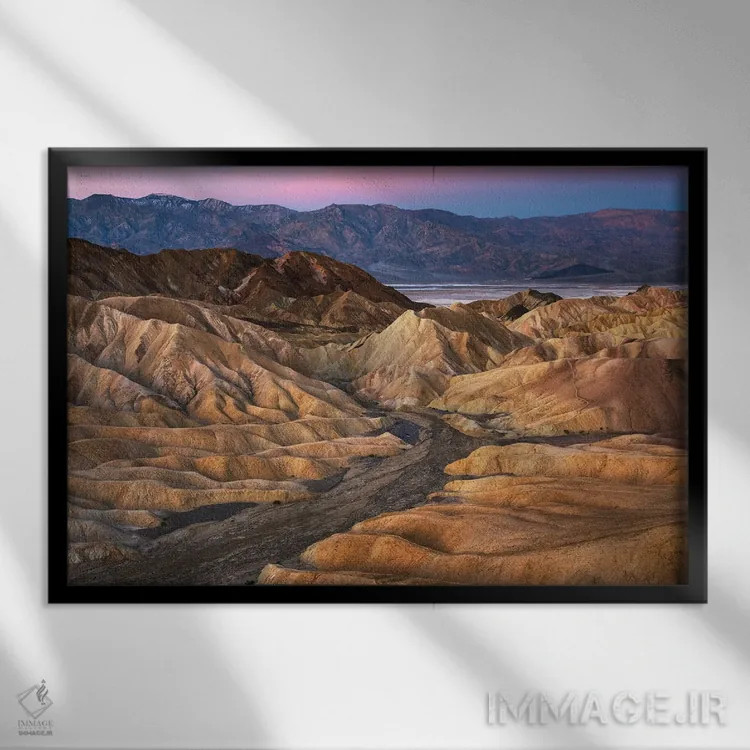 تابلو سپیدهدم در بدلندز دره مرگ (آمریکا) اثر دنیل گاستاگر - نمای قابدار مشکی
