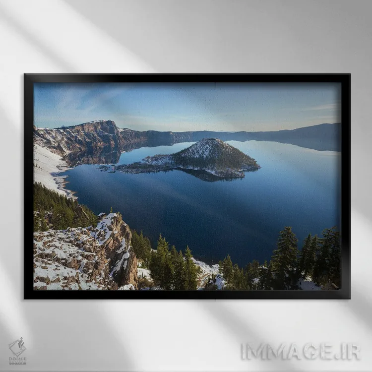 تابلو یک صبح زمستانی آفتابی در پارک ملی دریاچه کراتر (آمریکا) اثر دنیل گاستاگر - نمای قابدار مشکی