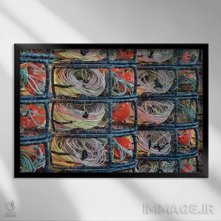 تابلو Northern California,تله های خرچنگ ذخیره شده در بندر مارینا کرسن سیتی، شمال کالیفرنیا اثر دارل گالین - نمای قابدار مشکی