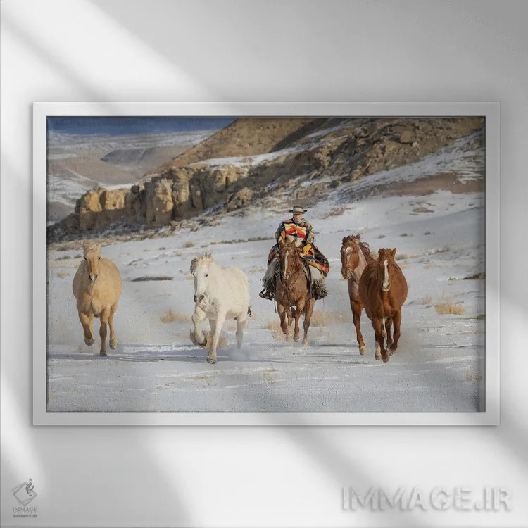 تابلو Shell, Wyoming Hideout Ranch Cowboy Riding And Herding Horses In Snow,آمریکا، شل، وایومینگ، کابوی در مزرعه هایدآوت در حال سواری و راندن اسبها در برف اثر دارل گالین - نمای قابدار سفید