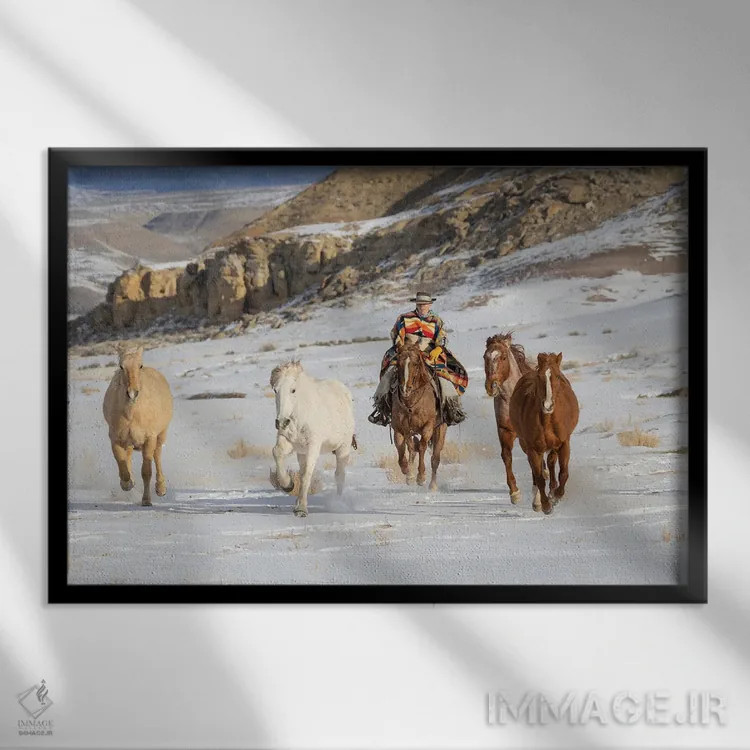 تابلو Shell, Wyoming Hideout Ranch Cowboy Riding And Herding Horses In Snow,آمریکا، شل، وایومینگ، کابوی در مزرعه هایدآوت در حال سواری و راندن اسبها در برف اثر دارل گالین - نمای قابدار مشکی