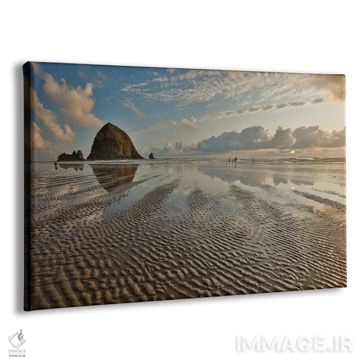 تابلو Oregon, Cannon Beach. Sunset Golden Colors With Ripples In Sandy Beach And The Haystack Rock,آمریکا، اورگن، ساحل کنون. طلوع طلایی همراه با موجهای شن و تختهسنگ هایاستک اثر دارل گالین - نمای پرسپکتیو محصول
