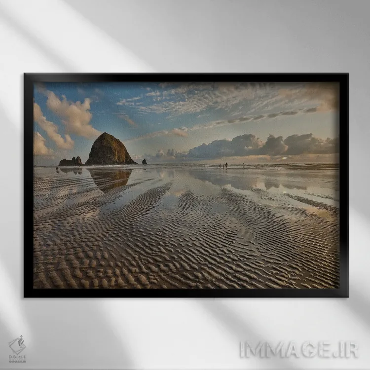 تابلو Oregon, Cannon Beach. Sunset Golden Colors With Ripples In Sandy Beach And The Haystack Rock,آمریکا، اورگن، ساحل کنون. طلوع طلایی همراه با موجهای شن و تختهسنگ هایاستک اثر دارل گالین - نمای قابدار مشکی
