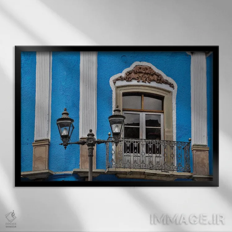 تابلو گواناخواتو در مکزیک مرکزی. ساختمان استعماری قدیمی با بالکن اثر دارل گالین - نمای قابدار مشکی