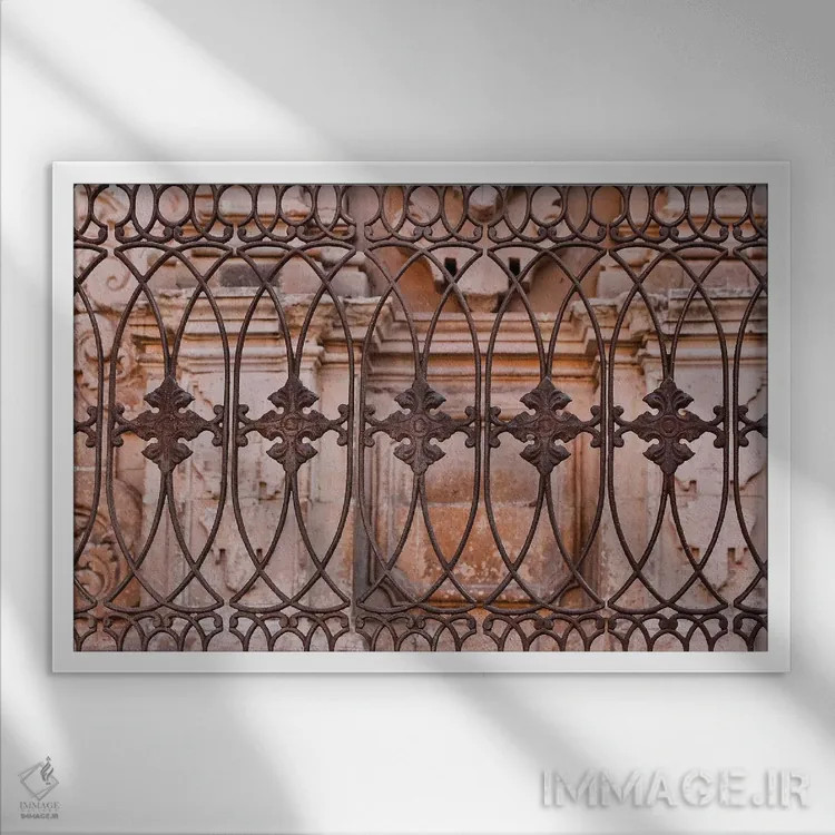 تابلو گواناخواتو در مکزیک مرکزی. ساختمانهای با آهنکاری تزئینی اثر دارل گالین - نمای قابدار سفید