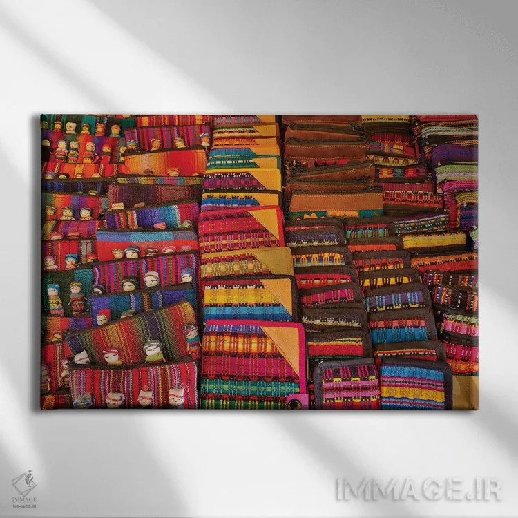 تابلو سن میگل د آلنده، مکزیک. پارچههای رنگارنگ در معرض فروش (مکزیک) اثر دارل گالین - نمای روبهرو روی دیوار