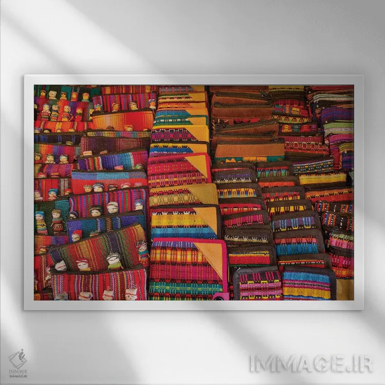 تابلو سن میگل د آلنده، مکزیک. پارچههای رنگارنگ در معرض فروش (مکزیک) اثر دارل گالین - نمای قابدار سفید