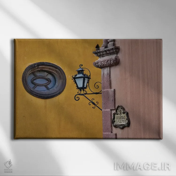 تابلو سن میگل د آلنده، مکزیک. فانوس و سایه روی ساختمانهای رنگارنگ (مکزیک) اثر دارل گالین - نمای روبهرو روی دیوار