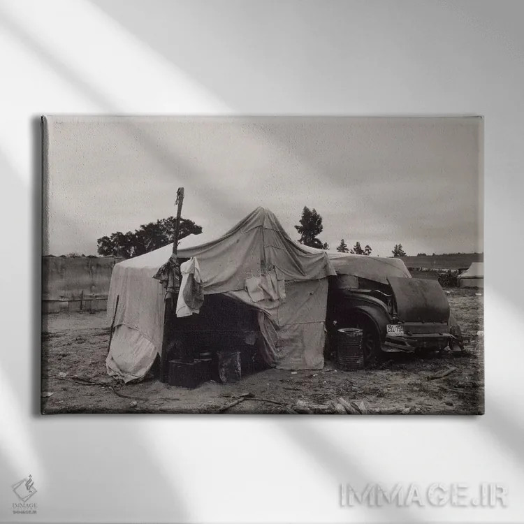 تابلو خانهٔ چیدن نخود، نیپومو، کالیفرنیا، آمریکا اثر دوروتیا لنگ (عکاس مستند آمریکایی) - نمای روبهرو روی دیوار