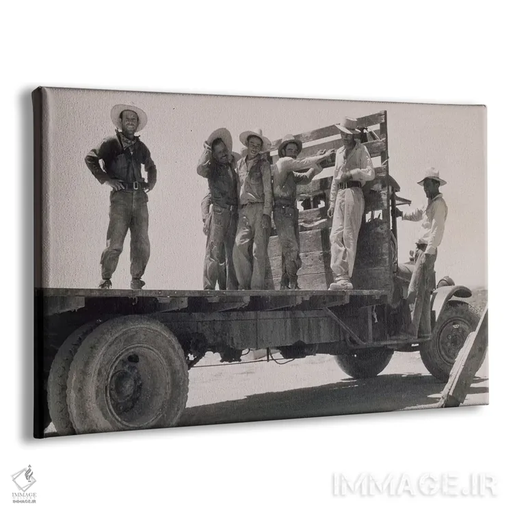 تابلو حرکت به سوی مزارع هندوانه (کارگران مکزیکی)، دره امپریال، کالیفرنیا، آمریکا اثر دوروتیا لنگ (عکاس مستند آمریکایی) - نمای پرسپکتیو محصول