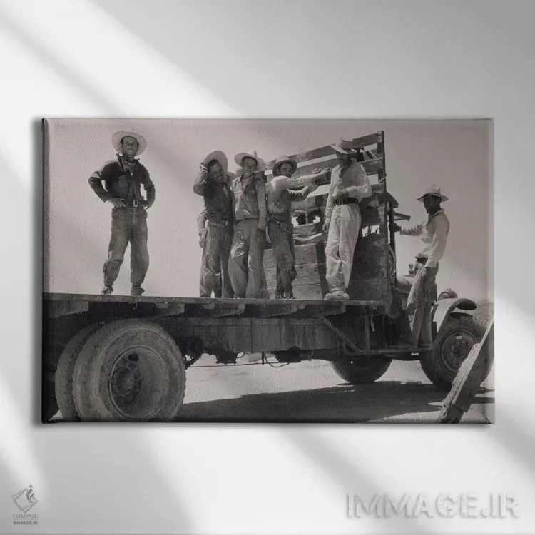 تابلو حرکت به سوی مزارع هندوانه (کارگران مکزیکی)، دره امپریال، کالیفرنیا، آمریکا اثر دوروتیا لنگ (عکاس مستند آمریکایی) - نمای روبهرو روی دیوار