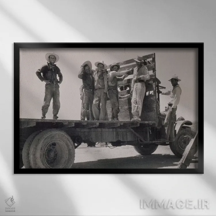 تابلو حرکت به سوی مزارع هندوانه (کارگران مکزیکی)، دره امپریال، کالیفرنیا، آمریکا اثر دوروتیا لنگ (عکاس مستند آمریکایی) - نمای قابدار مشکی