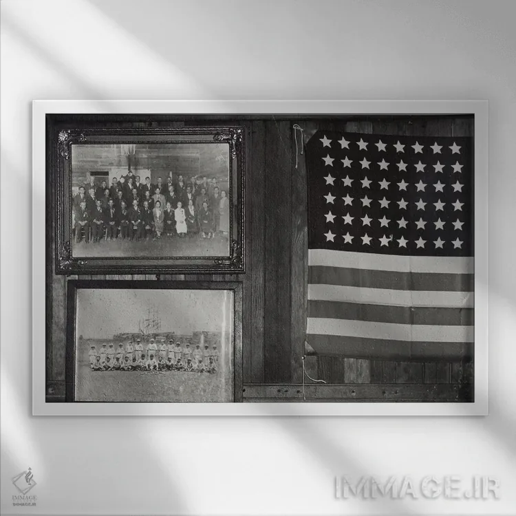 تابلو نمای داخلی دفتر انجمن شهروندان ژاپنی-آمریکایی، سنترویل، کالیفرنیا، آمریکا اثر دوروتیا لنگ (عکاس مستند آمریکایی) - نمای قابدار سفید