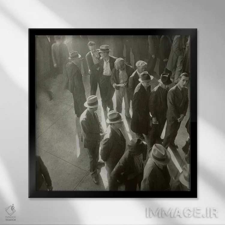 تابلو مردان منتظر ثبت درخواست در روزهای آغازین غرامت بیکاری در کالیفرنیا اثر دوروتیا لنگ (عکاس مستند آمریکایی) - نمای قابدار مشکی