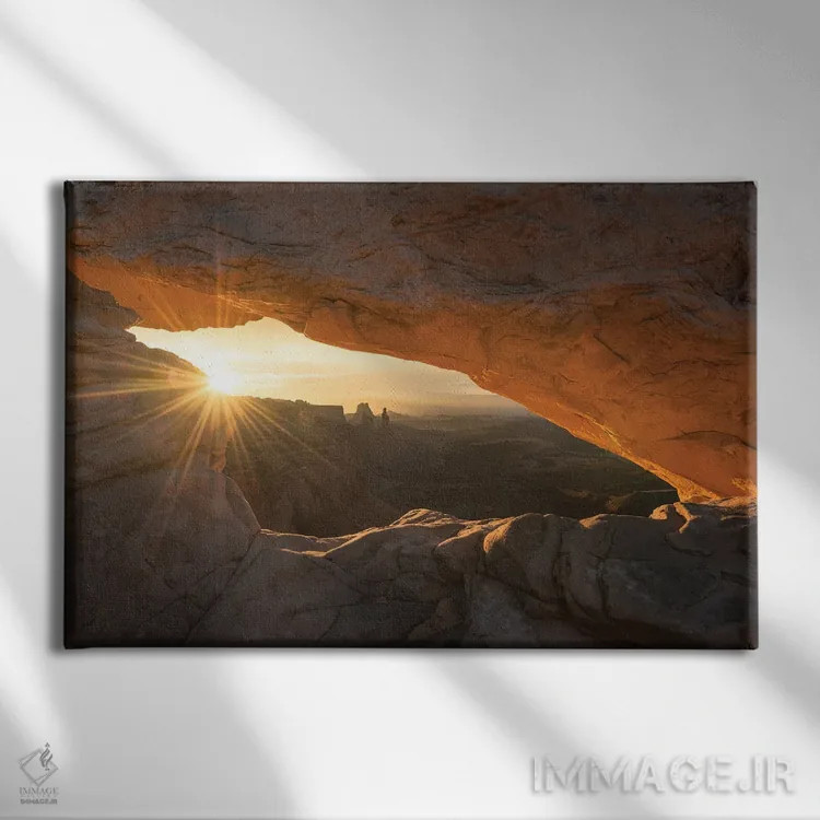 تابلو بیحفاظ اثر داستین لِفور - نمای روبهرو روی دیوار