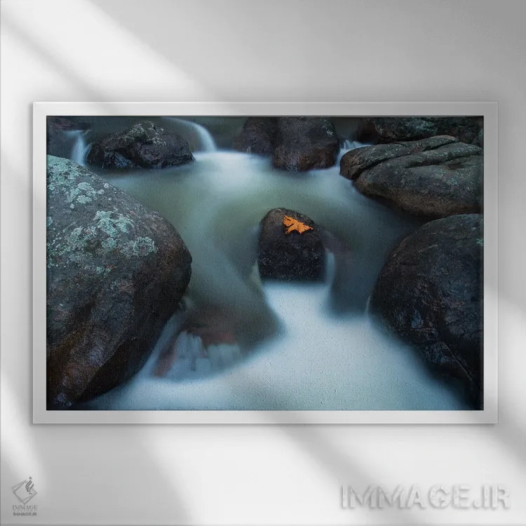 تابلو تنها در شکوه پاییز اثر داستین لِفور - نمای قابدار سفید