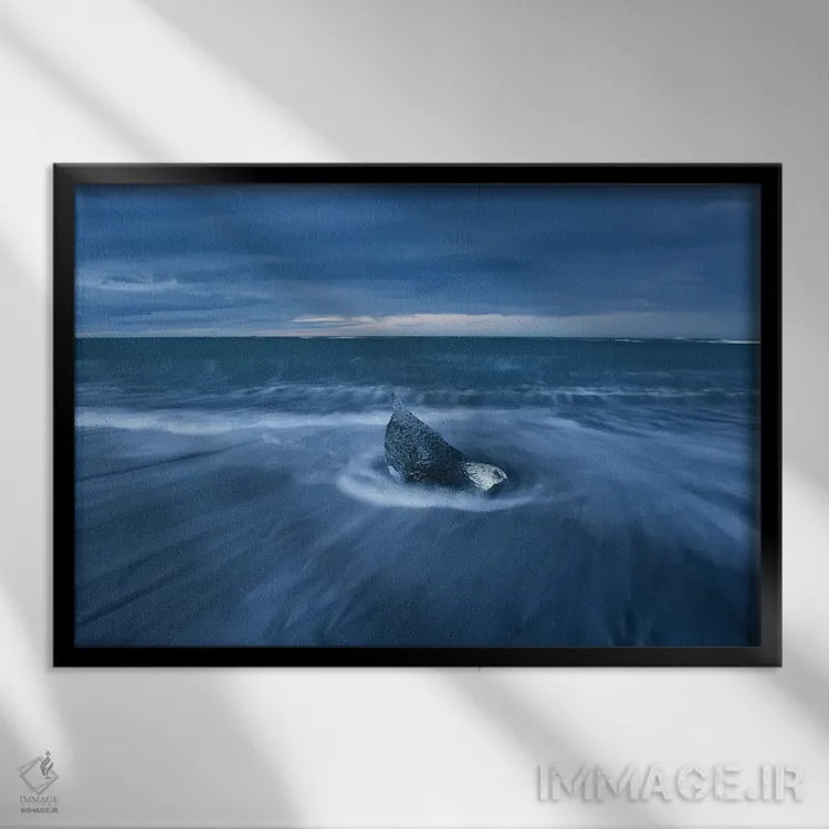 تابلو آبی خنک اثر داستین لِفور - نمای قابدار مشکی