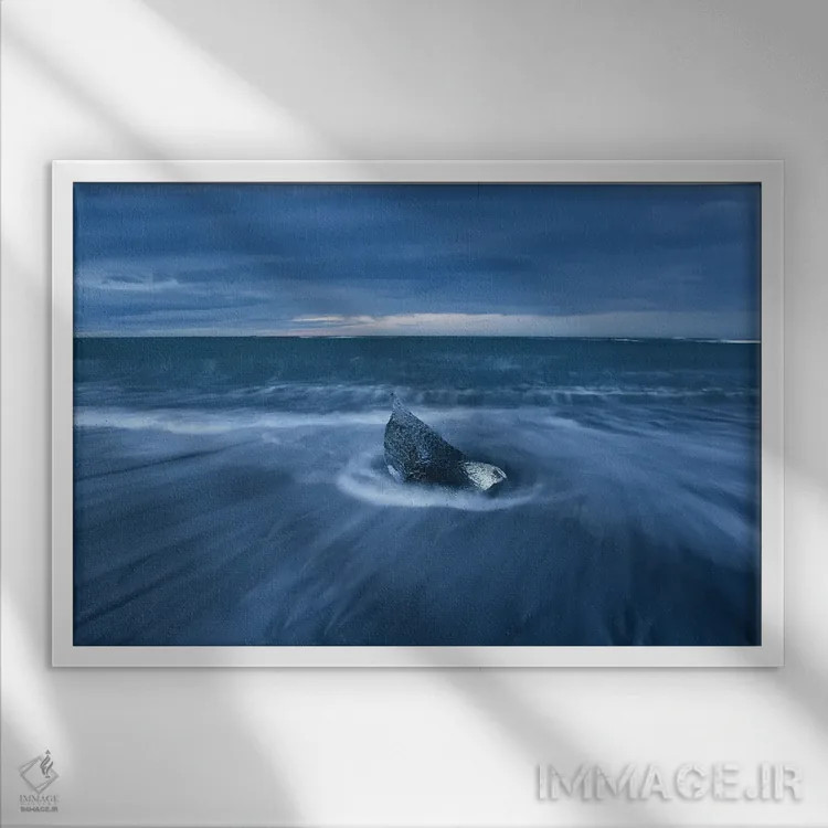 تابلو آبی خنک اثر داستین لِفور - نمای قابدار سفید