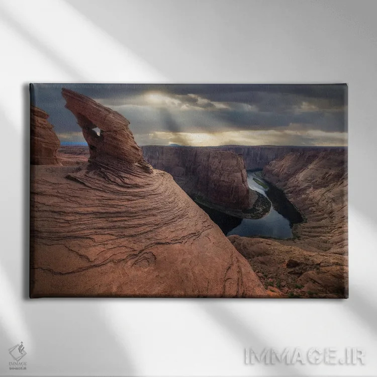 تابلو سوزن اثر داستین لِفور - نمای روبهرو روی دیوار