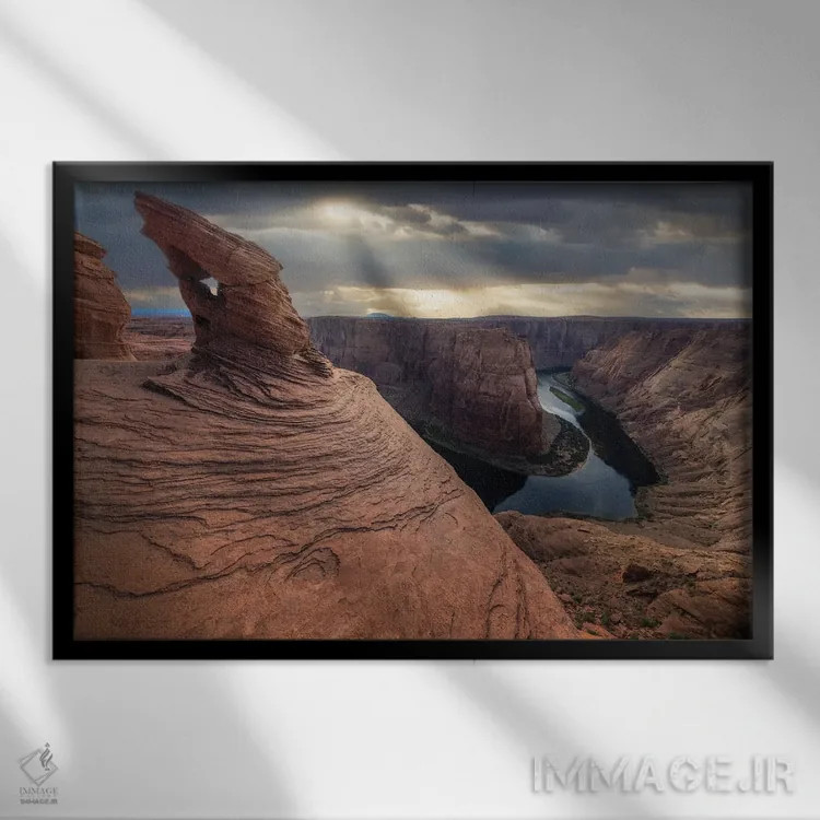 تابلو سوزن اثر داستین لِفور - نمای قابدار مشکی