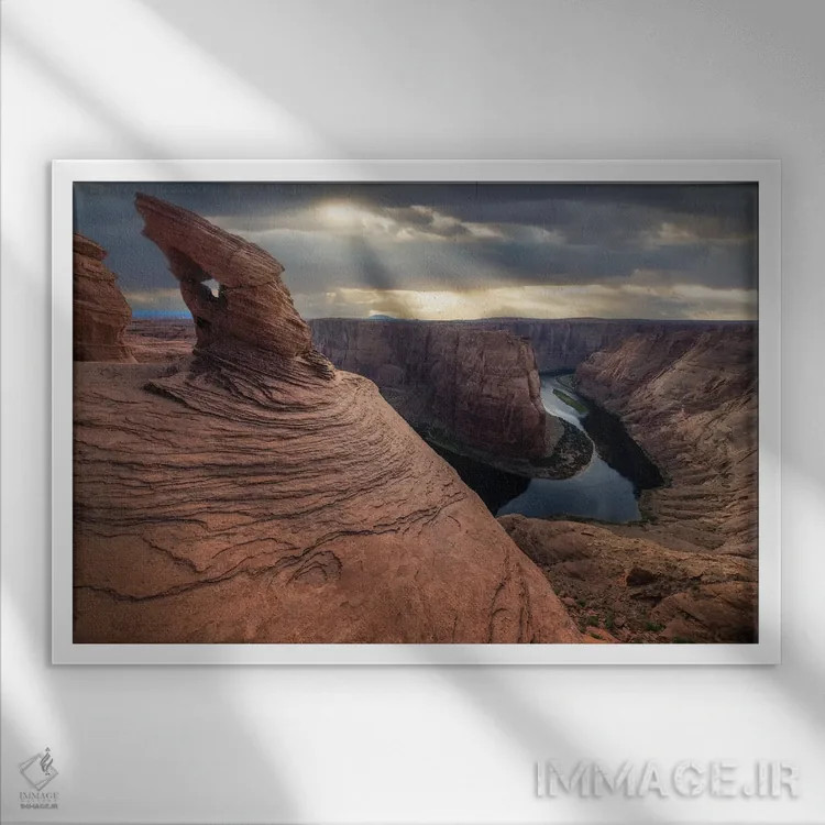 تابلو سوزن اثر داستین لِفور - نمای قابدار سفید