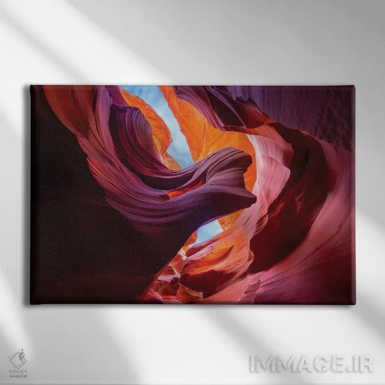 تابلو جریان مقدس اثر داستین لِفور - نمای روبهرو روی دیوار