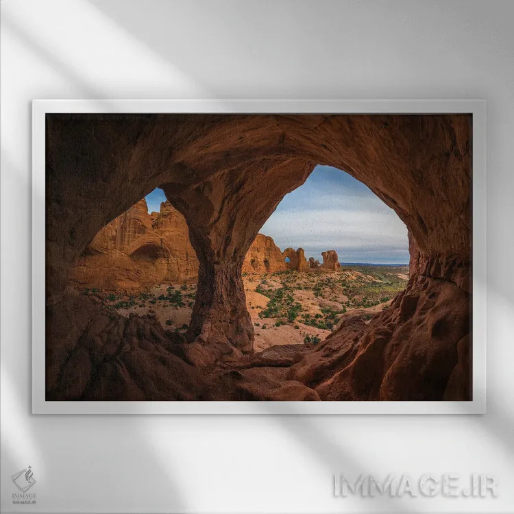 تابلو چشمان صحرا اثر داستین لِفور - نمای قابدار سفید