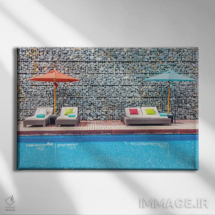 تابلو چتر و صندلی دور استخر اثر امسیراپول - نمای روبهرو روی دیوار