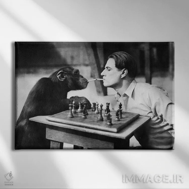 تابلو مرد جوان و یک شامپانزه که سیگار میکشند و شطرنج بازی میکنند اثر اورِت ۲۲۵ - نمای روبهرو روی دیوار
