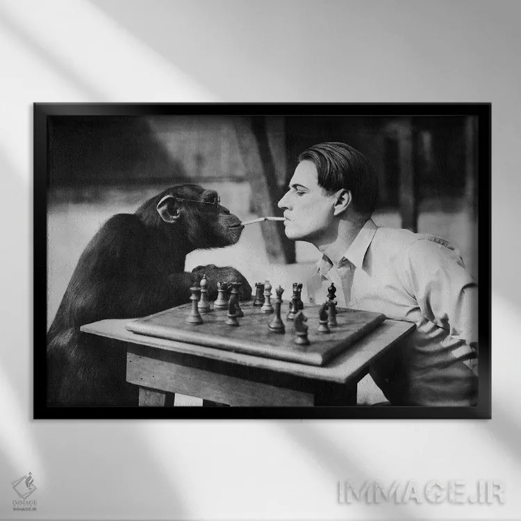 تابلو مرد جوان و یک شامپانزه که سیگار میکشند و شطرنج بازی میکنند اثر اورِت ۲۲۵ - نمای قابدار مشکی